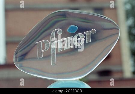 Une pilule de Viagra est intégrée dans un plexiglass en forme de Viagra avec le logo de Pfizer à la conférence de presse de Pfizer Viagra entrant en Chine continentale à Beijing. Banque D'Images