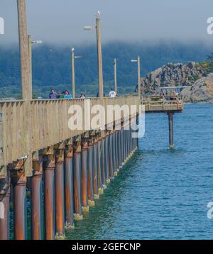 Vue magnifique depuis la plage de Battery point sur la jetée de B Street à Crescent City, dans le comté de Del Norte, en Californie Banque D'Images