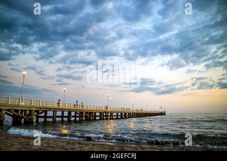 Représentant la jetée de forte dei Marmi dans Versilia Toscane Italie Banque D'Images