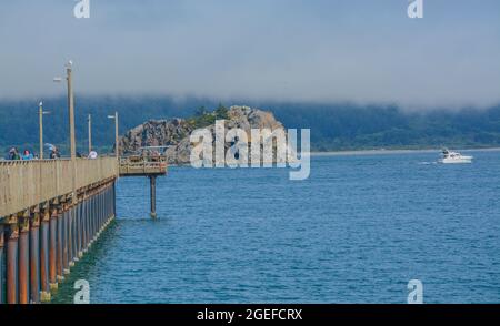 Vue magnifique depuis la plage de Battery point sur la jetée de B Street à Crescent City, dans le comté de Del Norte, en Californie Banque D'Images