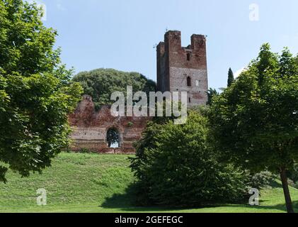 Les murs de la ville médiévale fortifiée de Castelfranco Veneto. Padoue, Italie. Banque D'Images