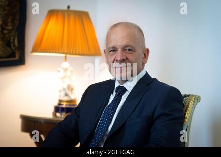 Prague, République tchèque. 19 août 2021. L'ambassadeur tchèque en Afghanistan, Jiri Baloun, pose lors d'une interview pour l'Agence de presse tchèque (CTK), le 19 août 2021, à Prague, en République tchèque. Crédit : Katrina Sulova/CTK photo/Alay Live News Banque D'Images