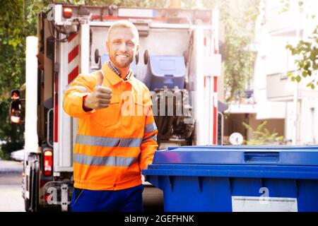 Enlèvement des ordures Homme effectuant la collecte des déchets et des ordures Banque D'Images