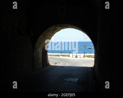 VALETTE, MALTE - 14 juillet 2013 : tunnel menant à la mer et à la côte dans la capitale de la Valette, Malte. Banque D'Images