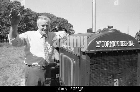 KINGAROY, QUEENSLAND, AUSTRALIE, 28 AVRIL 1984 : Sir Joh Bjelke-Petersen, premier ministre du Queensland, pose avec son tracteur McCormick-Deering au festival annuel Kingaroy Peanut, 1984 ans, dans son électorat. Numérisé à partir de négatifs originaux pour publication dans un journal. Banque D'Images