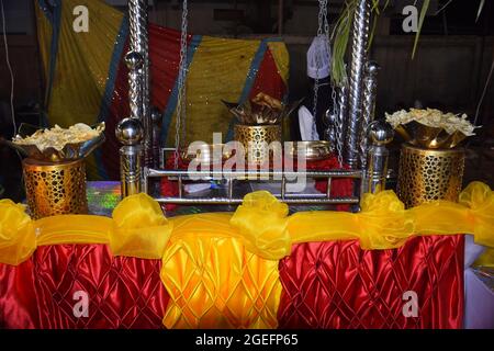 Réception de mariage indienne Décoration dans le jardin ouvert la nuit Banque D'Images