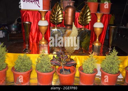 Réception de mariage indienne Décoration dans le jardin ouvert la nuit Banque D'Images