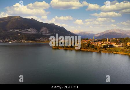 Magnifique coucher de soleil sur le lac et les montagnes, lac Pusiano, Lombardie, Italie Banque D'Images