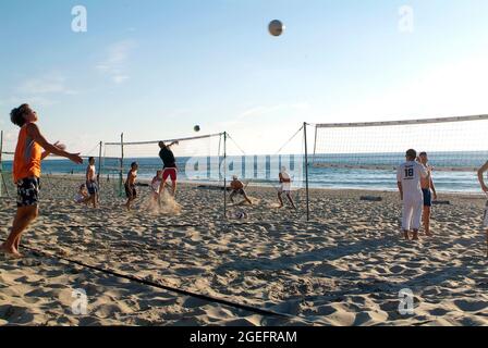 Beach volley sur la plage de Mimizan (sud-ouest de la France) Banque D'Images