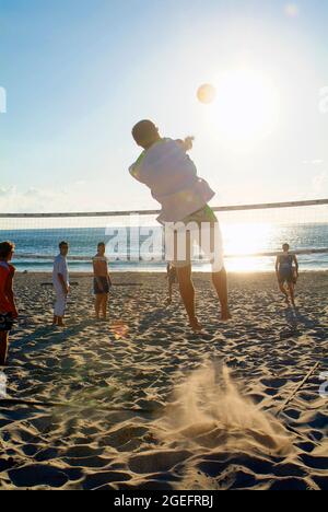 Beach volley sur la plage de Mimizan (sud-ouest de la France) Banque D'Images