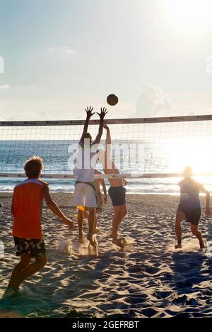 Beach volley sur la plage de Mimizan (sud-ouest de la France) Banque D'Images