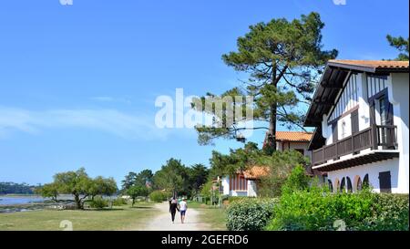 Soorts Hossegor (sud-ouest de la France) : résidences et villas face au lac Banque D'Images