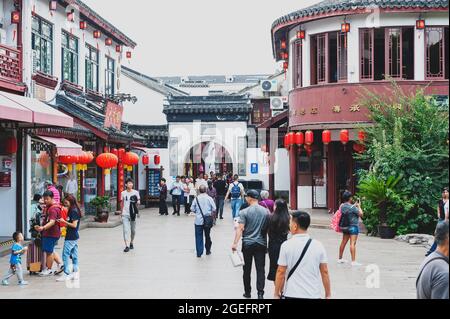 Bâtiments et magasins construits dans le style traditionnel de l'architecture chinoise situé dans la ville antique de Qibao, à Shanghai, en Chine Banque D'Images