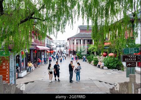 Bâtiments et magasins construits dans le style traditionnel de l'architecture chinoise situé dans la ville antique de Qibao, à Shanghai, en Chine Banque D'Images