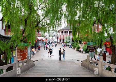 Bâtiments et magasins construits dans le style traditionnel de l'architecture chinoise situé dans la ville antique de Qibao, à Shanghai, en Chine Banque D'Images