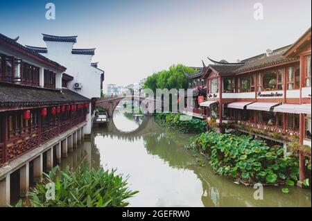 Maisons de thé et bâtiments chinois traditionnels le long de la rive de la rivière Puhui dans la ville antique de Qibao à Shanghai, en Chine Banque D'Images