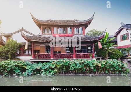 Maisons de thé et bâtiments chinois traditionnels le long de la rive de la rivière Puhui dans la ville antique de Qibao à Shanghai, en Chine Banque D'Images