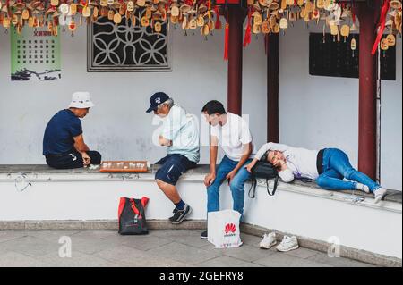 Les Chinois locaux qui apprécient le jeu d'échecs à la ville antique de Qibao, un village aquatique historique de Qibao à Shanghai, en Chine Banque D'Images