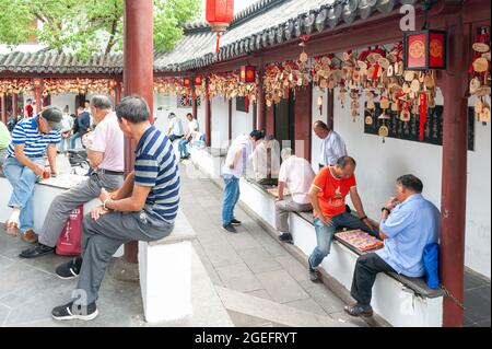 Les Chinois locaux qui apprécient le jeu d'échecs à la ville antique de Qibao, un village aquatique historique de Qibao à Shanghai, en Chine Banque D'Images