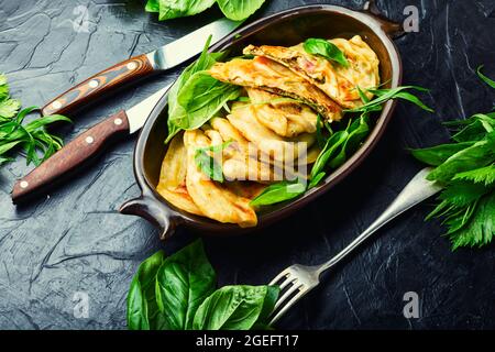 Tarte farcie de légumes verts et de fromage. Qutabs ou kutab faits maison. Nourriture Azeyrbajan Banque D'Images