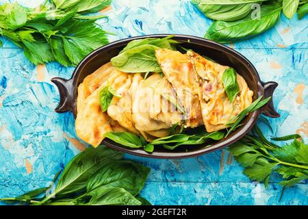 Tarte à la pâte non levée farcie aux herbes fraîches. Qutabs ou kutab. Nourriture Azeyrbajan Banque D'Images