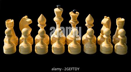 Pièces d'échecs en bois blanc isolées sur fond noir. Banque D'Images