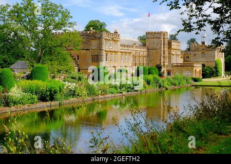 L'abbaye et les jardins de Forde et leurs réflexions à Dorset, en Angleterre Banque D'Images