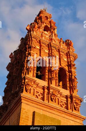 Clocher orné de l'église de San Miguel Arcangel au coucher du soleil à Jerez de los Caballeros, Badajoz, Espagne Banque D'Images