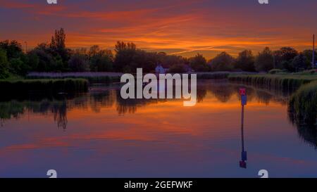 Emsworth, Royaume-Uni - 8 juin 2021 : coucher de soleil sur Peter Pond et Emsworth Mill, West Sussex, Royaume-Uni Banque D'Images