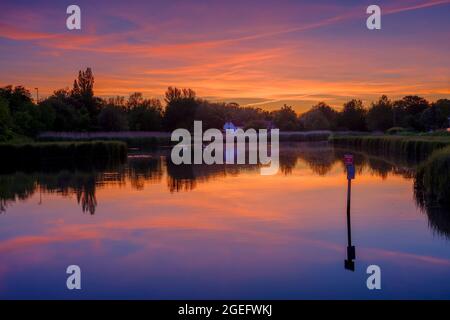 Emsworth, Royaume-Uni - 8 juin 2021 : coucher de soleil sur Peter Pond et Emsworth Mill, West Sussex, Royaume-Uni Banque D'Images