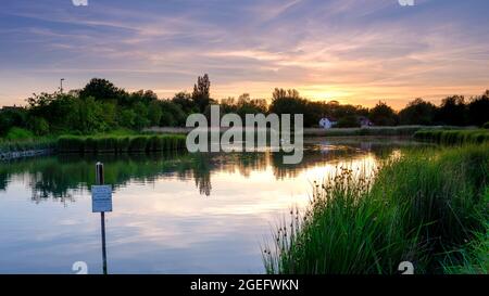 Emsworth, Royaume-Uni - 8 juin 2021 : coucher de soleil sur Peter Pond et Emsworth Mill, West Sussex, Royaume-Uni Banque D'Images