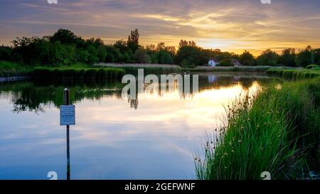 Emsworth, Royaume-Uni - 8 juin 2021 : coucher de soleil sur Peter Pond et Emsworth Mill, West Sussex, Royaume-Uni Banque D'Images