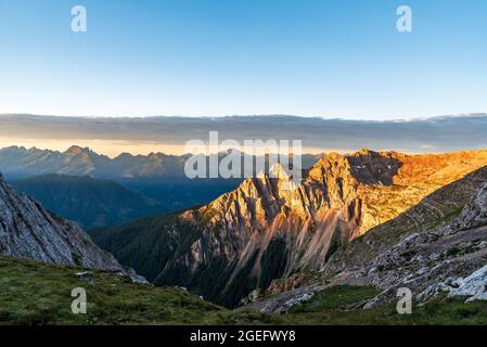 Vue de Bivacco Mario Rigatti dans le groupe de montagne de Latemar dans les montagnes des Dolomites en Italie pendant la belle matinée avec des sommets plus proches de pf Latemar Banque D'Images