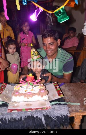 25-06-2020 Indore député Inde. Le petit garçon du village profite d'un gâteau à son anniversaire, son père et d'autres enfants à la fête d'anniversaire. Banque D'Images