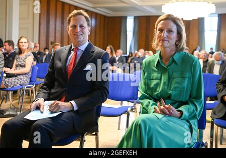 Berlin, Allemagne. 18 août 2021. Georg Friedrich Prince de Prusse et sa femme Sophie Princesse de Prusse lors de la présentation du livre "le prince héritier et les Nazis - l'angle mort de Hohenzollern" au Kronprinzenpalais. Credit: Jens Kalaene/dpa-Zentralbild/dpa/Alay Live News Banque D'Images