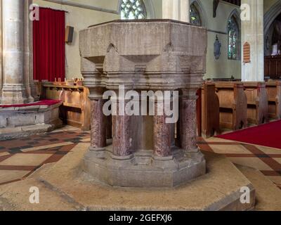 Police en pierre du XVe siècle avec capitales moulées et abaci, église de St Mary, Snettisham, Norfolk, Royaume-Uni Banque D'Images