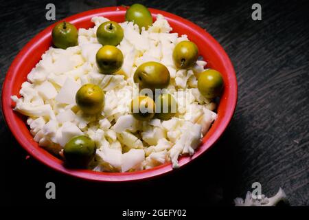 Baie et chou-fleur haché conservés dans un panier rouge utilisé pour les légumes et la salade Banque D'Images