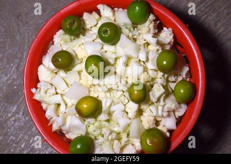 Baie et chou-fleur haché conservés dans un panier rouge utilisé pour les légumes et la salade Banque D'Images