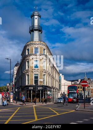 Lighthouse Building Kings Cross - un phare est situé au sommet d'un bâtiment mitoyen près de Kings Cross Station de Londres, peut-être en publicité Oyster Bar Banque D'Images