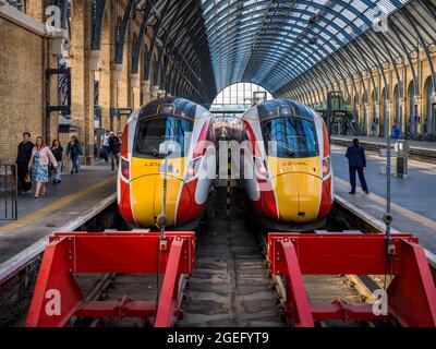 Gare de London Kings Cross - LNER Azuma trains à Kings Cross de Londres - les trains Hitachi Azuma sont entrés en service sur la ligne principale de la côte est en 2019. Banque D'Images