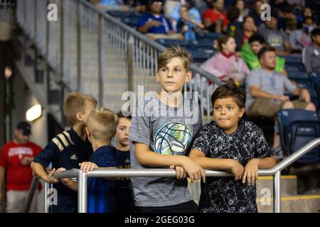 Philadelphie, États-Unis d'Amérique. 18 août 2021. Philadelphia Union jeunes fans pendant le match de football de la Major League entre Philadelphie Union vs New York City FC au Suburu Park à Philadelphie Credit: SPP Sport Press photo. /Alamy Live News Banque D'Images