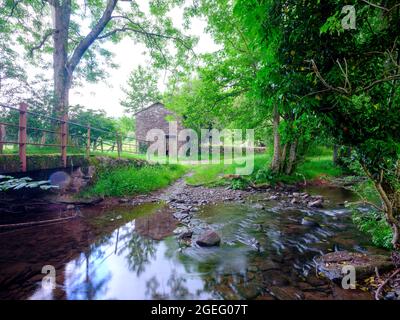 Capel-y-ffin, pays de Galles - 13 juillet 2021 : l'église de Sainte-Marie-la-Vierge, une des deux chapelles du hameau de Capel-y-ffin sur la rivière Honddu - le tra Banque D'Images