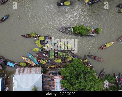 Barishal, Barishal, Bangladesh. 20 août 2021. Parmi les choses les plus fascinantes de la région du sud-ouest du Bangladesh se trouve le magnifique marché flottant de Guava de Swarupkathi de Pirojpur dans la division Barishal. Et tout cela a commencé il y a 125 ans quand un Purno Mondal de Nesarabad upazila a ramené quelques graines de goyave de Goya et les a plantées dans sa maison de village. La goyave a été un succès culinaire avec la localité et sa renommée s'est progressivement répandue à travers le pays. Crédit : ZUMA Press, Inc./Alay Live News Banque D'Images