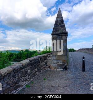 Vieux pont de Stirling et le monument Wallace, Stirling, Écosse Banque D'Images