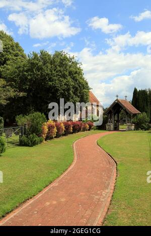 Chemin de pied et porte lychgate à l'église de St Pierre et St Paul sur Rectory Lane, Saltwood, Hythe, Kent, Angleterre, Royaume-Uni Banque D'Images