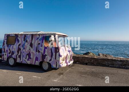 Guethary (sud-ouest de la France) : ancien minibus Peugeot J7 converti en camping-car, vanlife sur la côte basque Banque D'Images