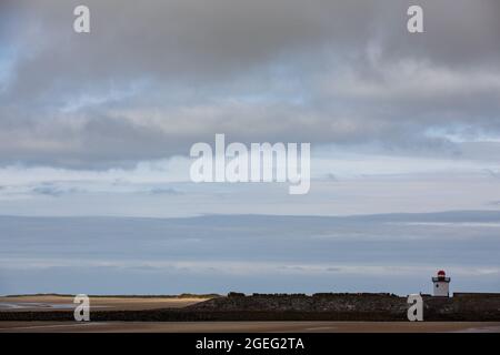 Port de Burry, Royaume-Uni. 20 août 2021. Le soleil tente de se briser dans le port de Burry, dans l'ouest du pays de Galles. Crédit : Gruffydd Thomas/Alay Banque D'Images