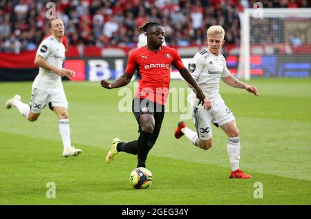 Jeremy Doku de Rennes, Edvard Tagseth de Rosenborg lors de la Ligue des conférences européennes de l'UEFA, Play-offs, 1ère jambe entre le Stade Rennais et Rosenborg BK le 19 août 2021 au Parc Roazhon de Rennes, France - photo Jean Catuffe / DPPI Banque D'Images