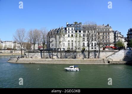 Paris (France) : "ile Saint Louis", île naturelle de la Seine, dans le 4ème arrondissement. Vue d'ensemble de la Seine avec le quai Banque D'Images