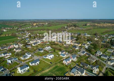 Saint Sulpice la Foret (Bretagne, nord-ouest de la France) : vue aérienne du village avec maisons individuelles dans un nouveau domaine Banque D'Images
